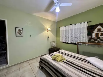 Casa - Sobrado com 3 quartos (sendo 1 suite(s)) a 500,00 metros praia.