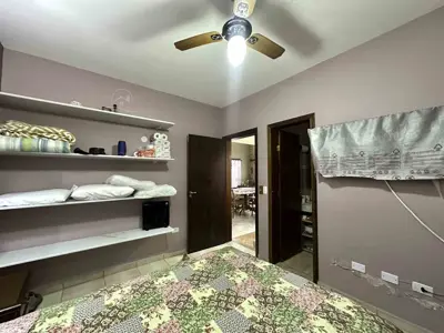 Casa - Sobrado com 3 quartos (sendo 1 suite(s)) a 500,00 metros praia.