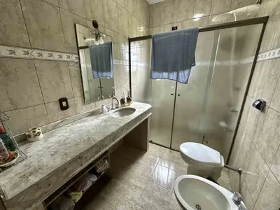 Casa - Sobrado com 3 quartos (sendo 1 suite(s)) a 500,00 metros praia.