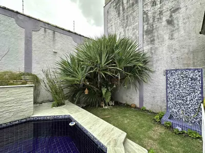 Casa - Sobrado com 3 quartos (sendo 1 suite(s)) a 500,00 metros praia.