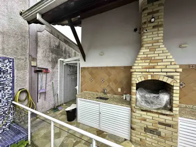 Casa - Sobrado com 3 quartos (sendo 1 suite(s)) a 500,00 metros praia.