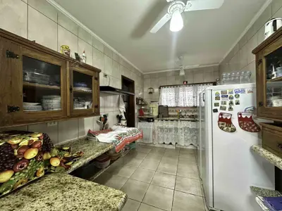 Casa - Sobrado com 3 quartos (sendo 1 suite(s)) a 500,00 metros praia.