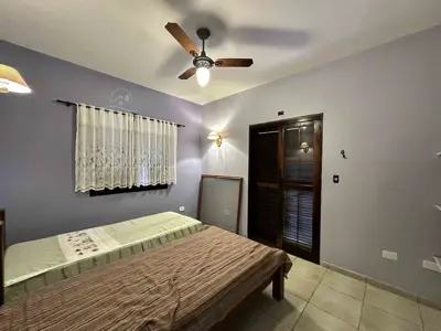 Casa - Sobrado com 3 quartos (sendo 1 suite(s)) a 500,00 metros praia.