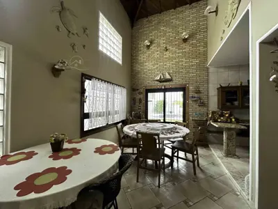 Casa - Sobrado com 3 quartos (sendo 1 suite(s)) a 500,00 metros praia.