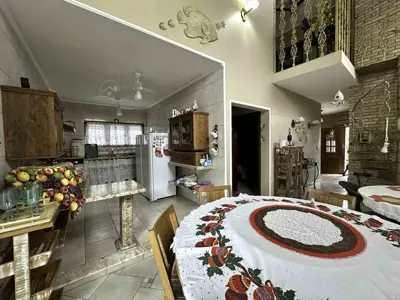 Casa - Sobrado com 3 quartos (sendo 1 suite(s)) a 500,00 metros praia.