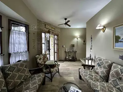 Casa - Sobrado com 3 quartos (sendo 1 suite(s)) a 500,00 metros praia.