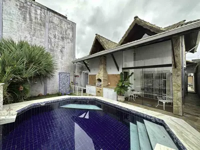 Casa - Sobrado com 3 quartos (sendo 1 suite(s)) a 500,00 metros praia.