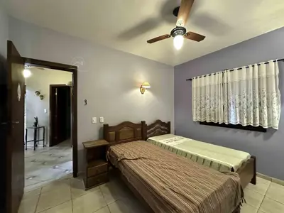 Casa - Sobrado com 3 quartos (sendo 1 suite(s)) a 500,00 metros praia.