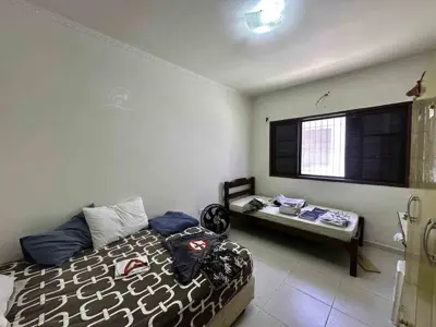 Casa - Térrea com Edícula com 2 quartos (sendo 0 suite(s)) a 800,00 metros praia.