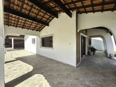 Casa - Térrea com Edícula com 2 quartos (sendo 0 suite(s)) a 800,00 metros praia.