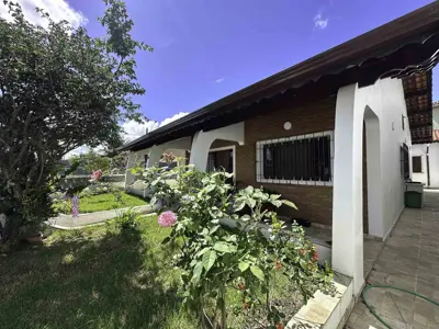 Casa - Térrea com Edícula com 2 quartos (sendo 0 suite(s)) a 800,00 metros praia.