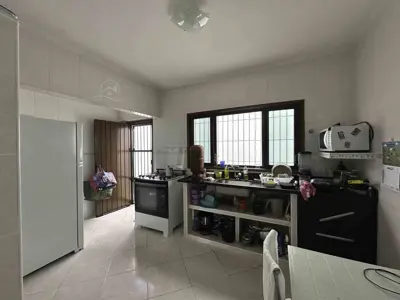 Casa - Térrea com Edícula com 2 quartos (sendo 0 suite(s)) a 800,00 metros praia.