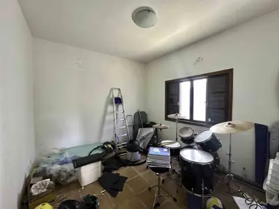 Casa - Térrea com Edícula com 2 quartos (sendo 0 suite(s)) a 800,00 metros praia.