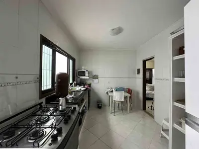 Casa - Térrea com Edícula com 2 quartos (sendo 0 suite(s)) a 800,00 metros praia.