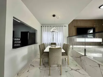 Casa - Sobrado com 3 quartos (sendo 3 suite(s)) a 700,00 metros praia.