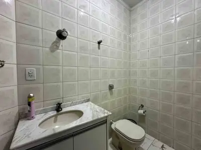 Casa - Sobrado com 3 quartos (sendo 3 suite(s)) a 700,00 metros praia.