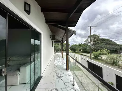 Casa - Sobrado com 3 quartos (sendo 3 suite(s)) a 700,00 metros praia.