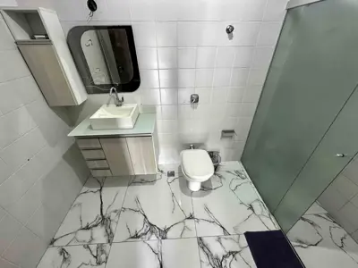 Casa - Sobrado com 3 quartos (sendo 3 suite(s)) a 700,00 metros praia.