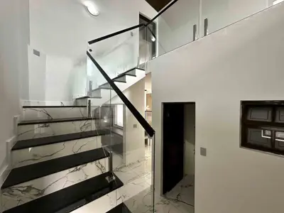 Casa - Sobrado com 3 quartos (sendo 3 suite(s)) a 700,00 metros praia.