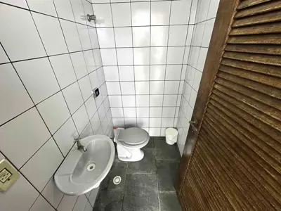 Casa - Sobrado com 3 quartos (sendo 3 suite(s)) a 700,00 metros praia.