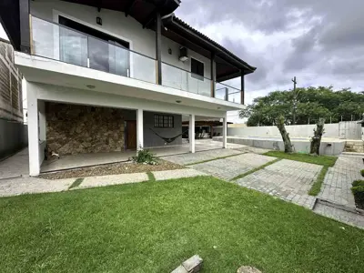 Casa - Sobrado com 3 quartos (sendo 3 suite(s)) a 700,00 metros praia.