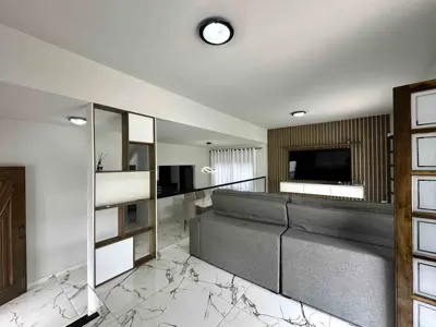 Casa - Sobrado com 3 quartos (sendo 3 suite(s)) a 700,00 metros praia.