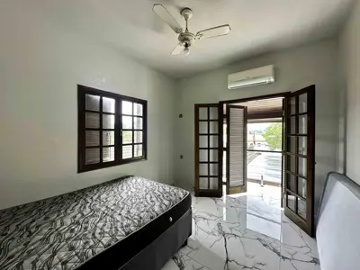 Casa - Sobrado com 3 quartos (sendo 3 suite(s)) a 700,00 metros praia.