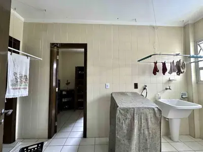 Apartamento - Amplo com 3 quartos (sendo 1 suite(s)) a 600,00 metros praia.