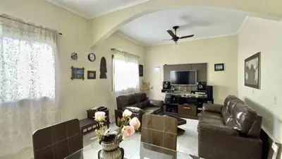 Casa - Térrea com 3 quartos (sendo 1 suite(s)) a 1200,00 metros praia.