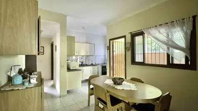 Casa - Térrea com 3 quartos (sendo 1 suite(s)) a 1200,00 metros praia.