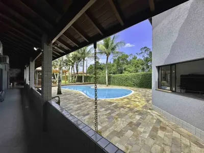 Casa - Térrea com 5 quartos (sendo 5 suite(s)) a 2,00 metros praia.