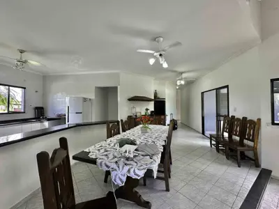 Casa - Térrea com 5 quartos (sendo 5 suite(s)) a 2,00 metros praia.