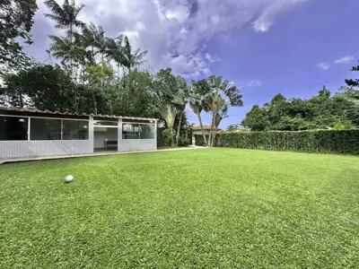 Casa - Térrea com 5 quartos (sendo 5 suite(s)) a 2,00 metros praia.