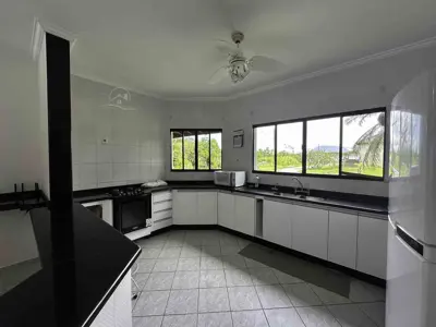 Casa - Térrea com 5 quartos (sendo 5 suite(s)) a 2,00 metros praia.