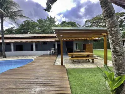 Casa - Térrea com 5 quartos (sendo 5 suite(s)) a 2,00 metros praia.