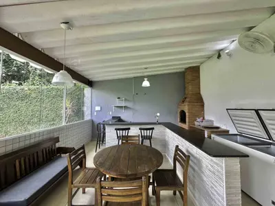 Casa - Térrea com 5 quartos (sendo 5 suite(s)) a 2,00 metros praia.