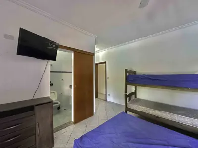 Casa - Térrea com 5 quartos (sendo 5 suite(s)) a 2,00 metros praia.