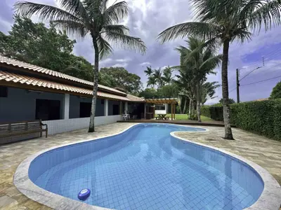 Casa - Térrea com 5 quartos (sendo 5 suite(s)) a 2,00 metros praia.