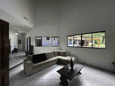 Casa - Térrea com 5 quartos (sendo 5 suite(s)) a 2,00 metros praia.