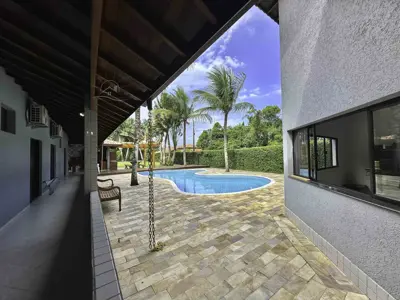 Casa - Térrea com 5 quartos (sendo 5 suite(s)) a 2,00 metros praia.