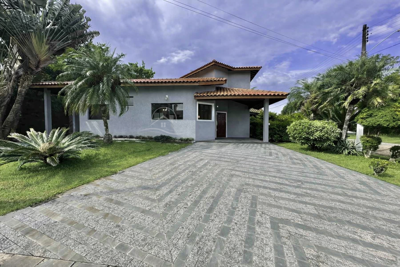 Casa - Térrea com 5 quartos (sendo 5 suite(s)) a 2,00 metros praia.