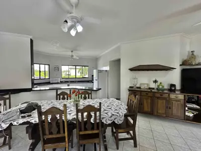 Casa - Térrea com 5 quartos (sendo 5 suite(s)) a 2,00 metros praia.