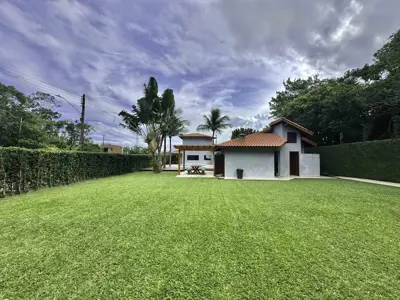 Casa - Térrea com 5 quartos (sendo 5 suite(s)) a 2,00 metros praia.