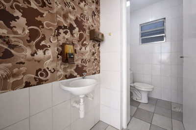 Comercial - Salão de Esquina com  quartos  a 400,00 metros praia.