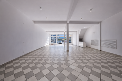 Comercial - Salão de Esquina com  quartos  a 400,00 metros praia.