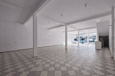 Comercial - Salão de Esquina com  quartos  a 400,00 metros praia.