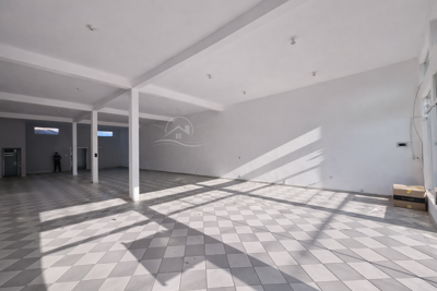 Comercial - Salão de Esquina com  quartos  a 400,00 metros praia.