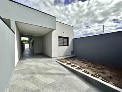 Casa - Térrea com 2 quartos (sendo 1 suite(s)) a 2000,00 metros praia.