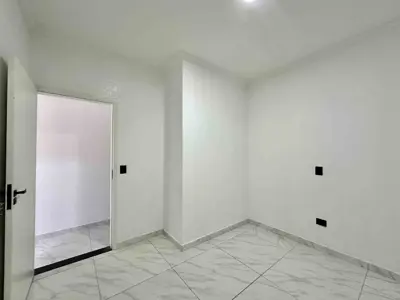 Casa - Térrea com 2 quartos (sendo 1 suite(s)) a 2000,00 metros praia.