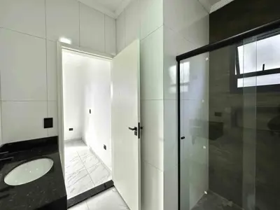 Casa - Térrea com 2 quartos (sendo 1 suite(s)) a 2000,00 metros praia.